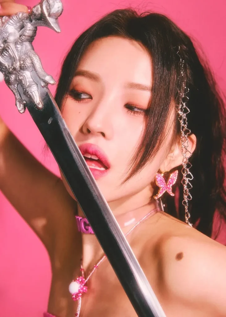 gi-dle-soyeon-pembe-konsept-cekimi-731x1024 i-dle Üyeleri Kimdir? i-dle Üye Tanıtımı Ve Hakkında Bilinmeyenler