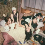 G)I-DLE grubunun konsept çekiminden grup fotoğrafı