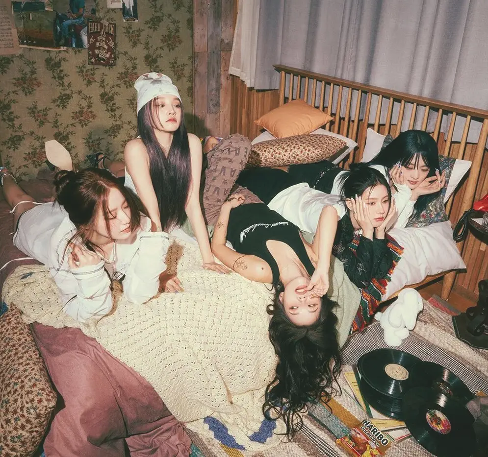 G)I-DLE grubunun konsept çekiminden grup fotoğrafı