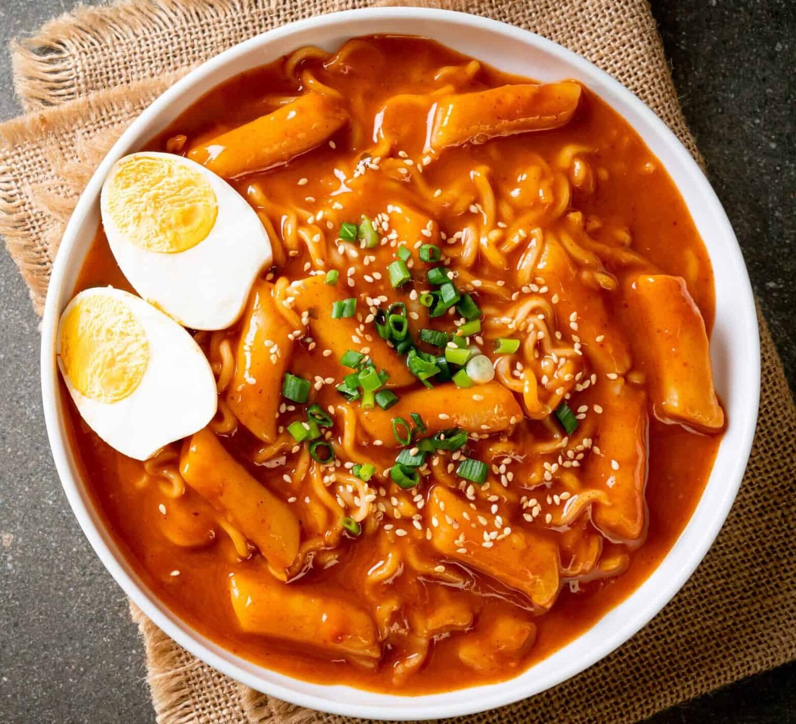 Haşlanmış yumurta ve ramen ile servis edilen tteokbokki.