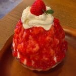Çilek soslu ve kremalı Kore bingsu tatlısı